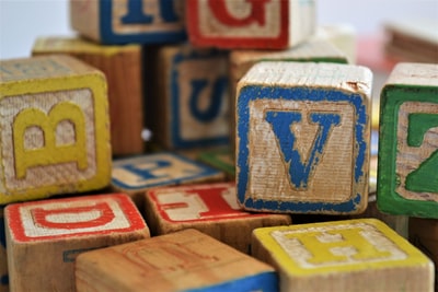 各色字母方块玩具